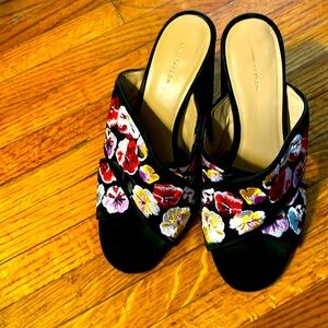 Ann Taylor Embroidered Platfom Mules Sz 8 heels 3 inch